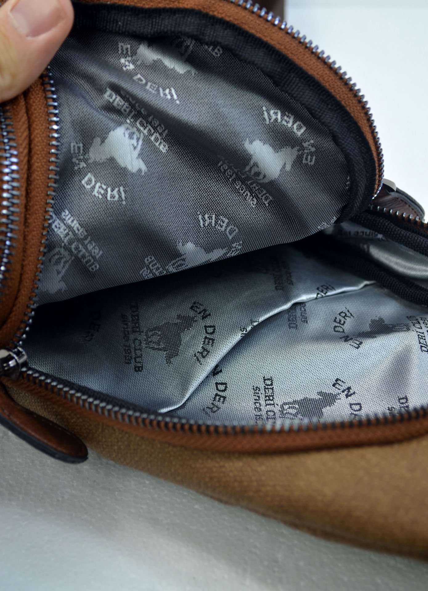 Erkek Çapraz Askılı Kulaklık Çıkışlı Kanvas Göğüs Ve Omuz Çantası 001 taba